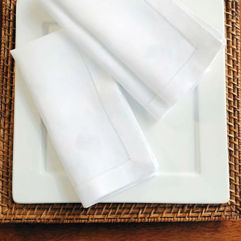 Premium Photo  Hermosas servilletas de tela blanca con la