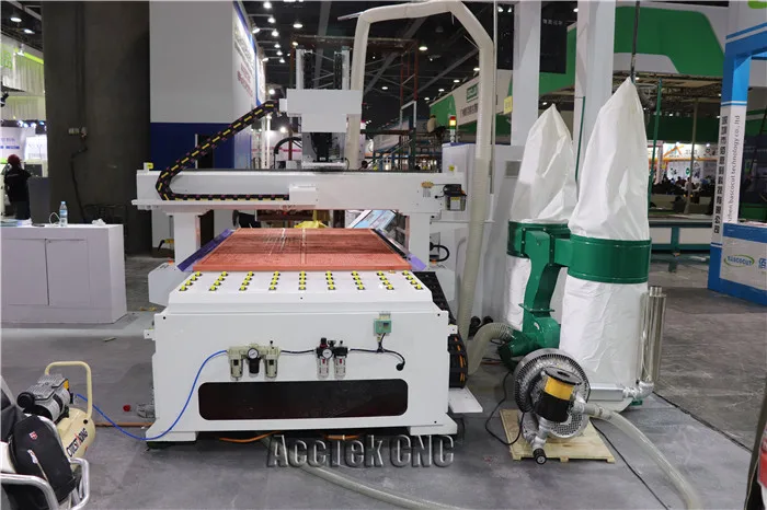Китай AccTek дисковый инструмент changer 1300*2500 мм Delta CNC маршрутизатор деревообрабатывающий станок с Автоматическая смена инструмента