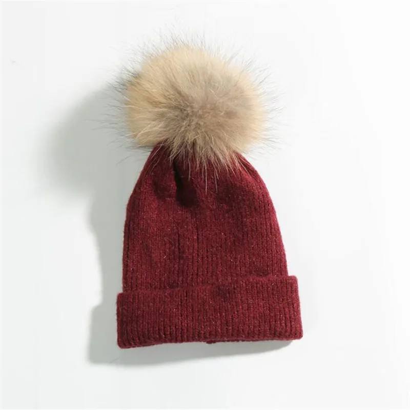Новые Теплые шапки из натурального меха енота для милых детей, вязаные шапочки для девочек, шапки с помпоном, головные уборы, зимние детские шапки - Цвет: Красный