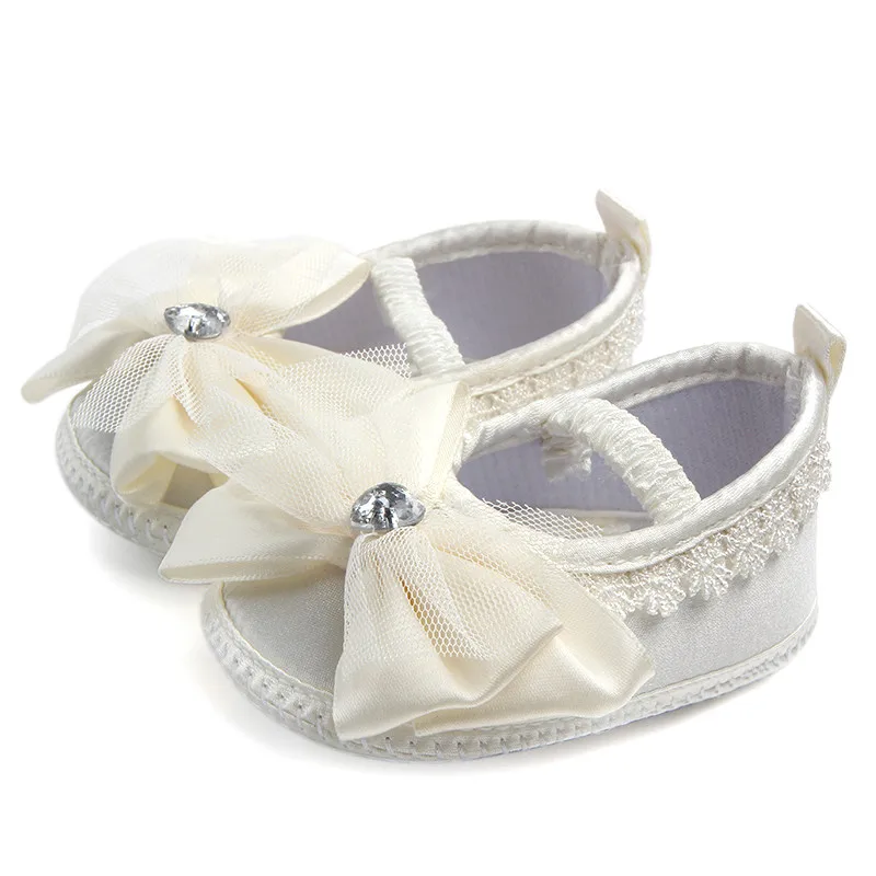 Новый слоновой кости обувь для младенцев девочек противоскользящие на мягкой подошве для младенцев христианское распятье Zapatillas Bebe