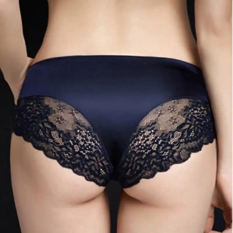 chicas en calzones de encaje