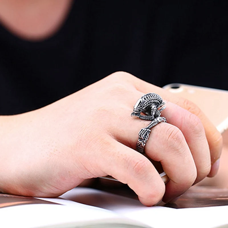 

2018 New Stainless Steel Alien Predator Finger Rings For Men Gothic Style Biker Jewelry