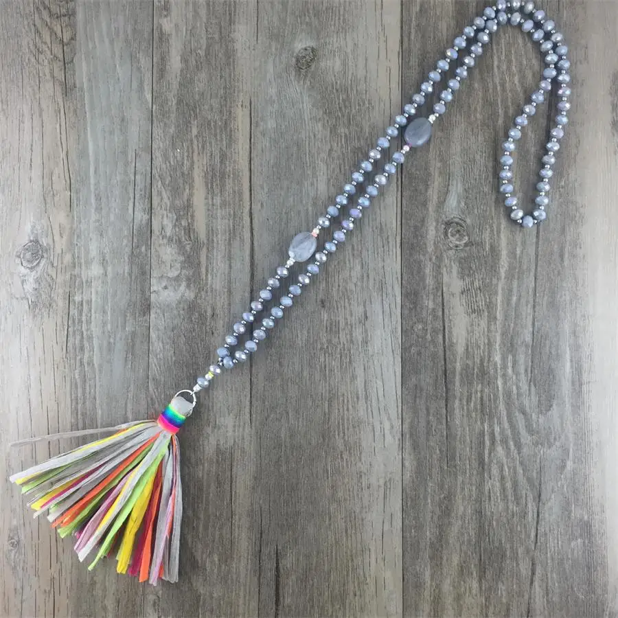 Boho красочные Raffia кисточкой кулон ожерелье для женщин длинное серое из стеклянных