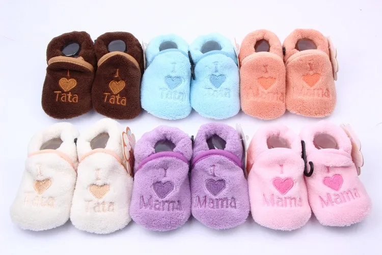 Флисовые пинетки кораллового цвета для маленьких мальчиков и девочек; носки; тапочки для новорожденных; Возраст 0-12 месяцев