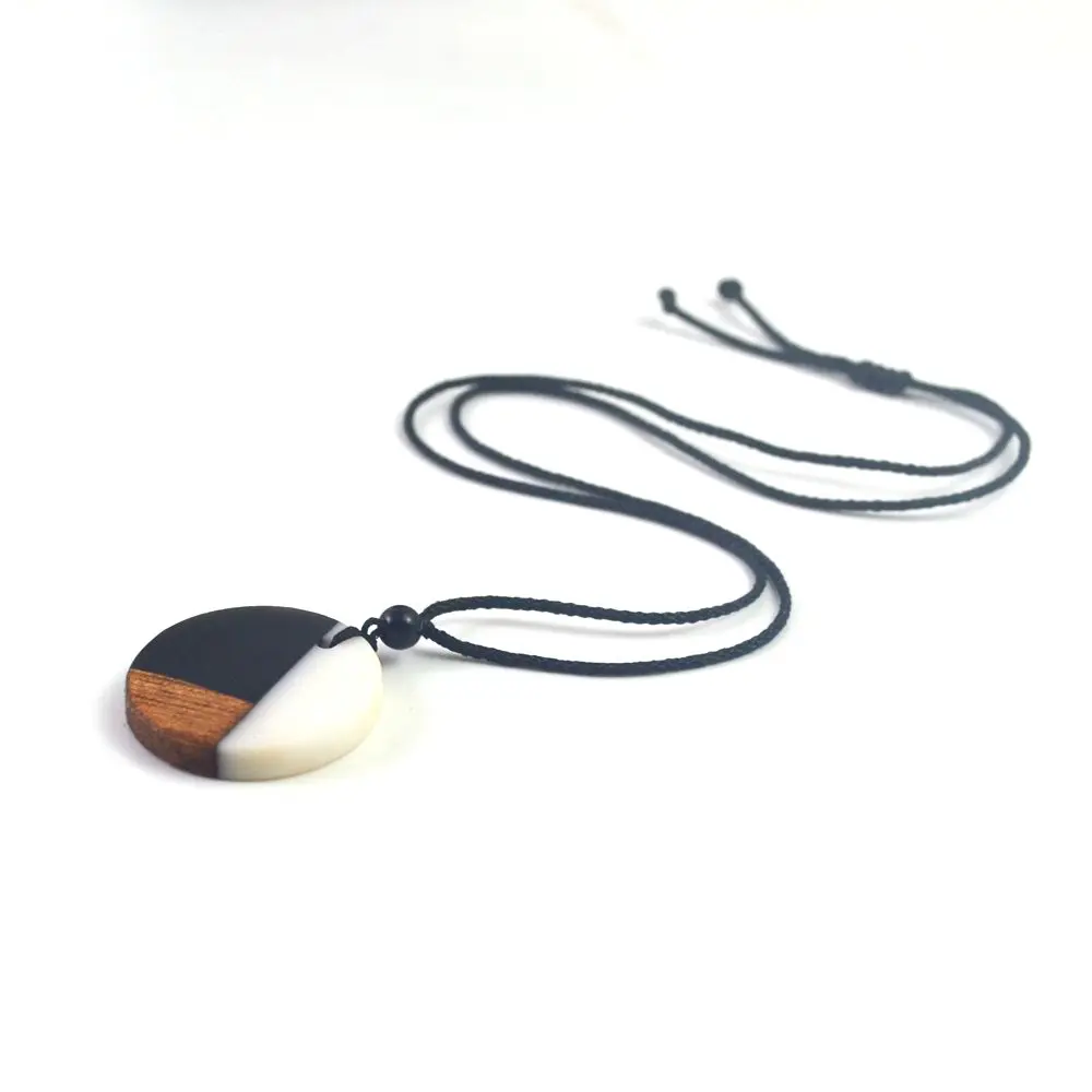 

Black-and-white bridging wood round couple high-end fashion gift necklace.