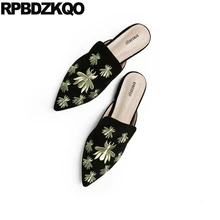 Надевать вышивка пчела женщин сандалии Остроконечные удобный мулы вышитый Дамы красивые плоские туфли замша черный домашние тапочки отправка капель Мода красивая весенняя осень последние европейская