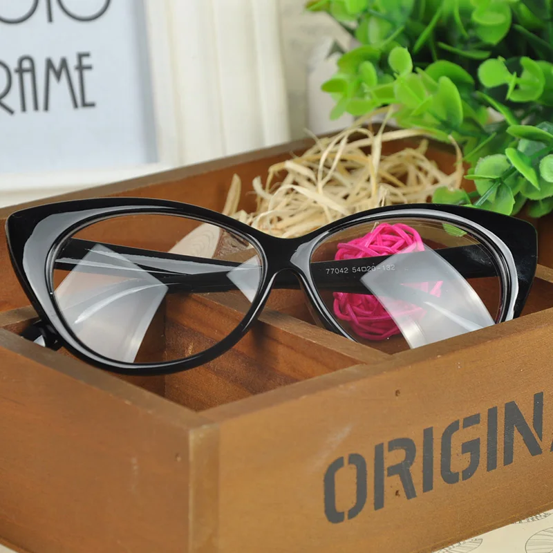 очки подарить. солнцезащитные очки с висюльками. двое очков. очки для уфо. парни в очках для зрения.