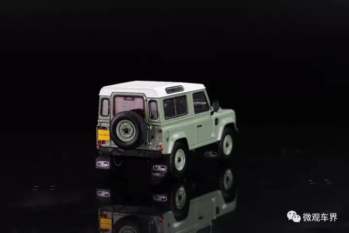 Литая под давлением модель автомобиля Почти настоящий Defender 90 Heritage Edition 1:43(зеленый)+ маленький подарок