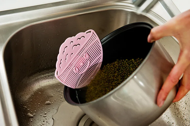 

High Quality 1 pc Smile Shape Clip Type Cleaning Rice Washing Sieve Drainer Device Strainer Debris Filter Random Color Kitchen