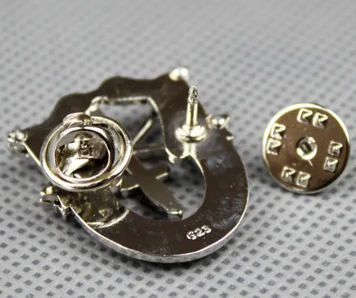 US SPECIAL FORCES SF HAT MOTTO METAL BADGE DE OPPRESSO LIBE PIN