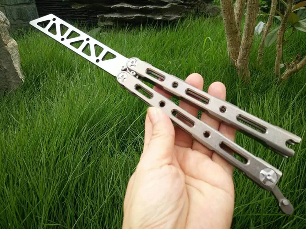 

Butterfly 87 Practices KnifeTitanium alloy handleThrowing Knife Not Sharp Hunting Knife Folding Pocket Knife