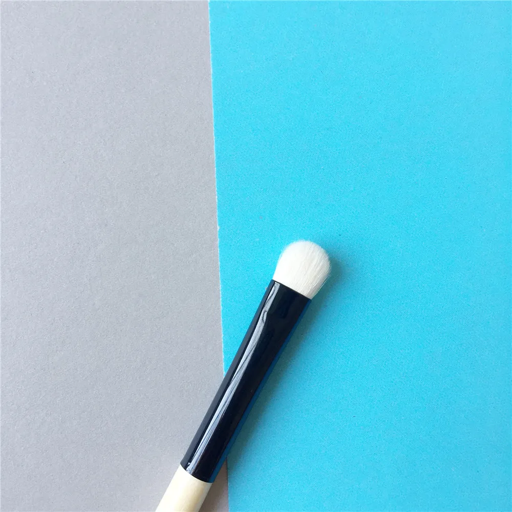 Bobbi Brown Touch-up Brush _ 2