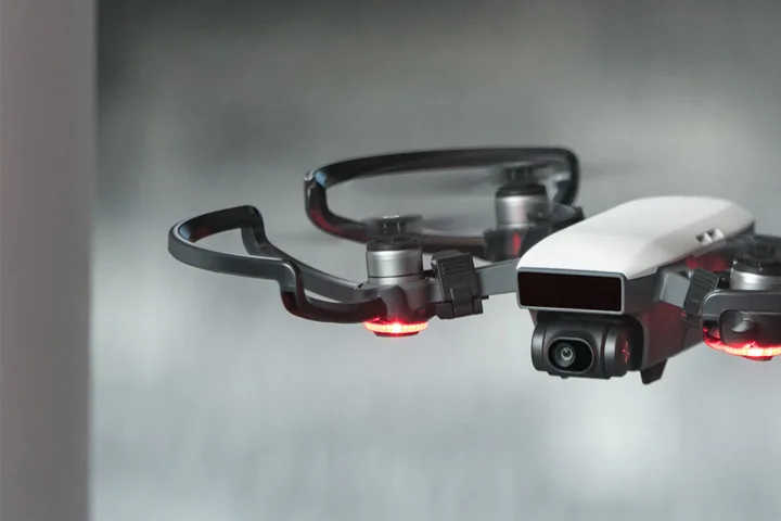 Защита пропеллеров DJI Spark покрывает пропеллеры, обеспечивая безопасность полета, защищая людей и предметы от вращающихся пропеллеров