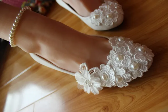 Свадебные туфли на среднем каблуке с кружевом и цветочным узором; женские свадебные туфли с ремешком на лодыжке, Украшенные бусинами и эластичными лентами; женская обувь для подружки невесты