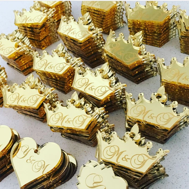 Изготовленный на заказ золотистый акриловый корона Сердце зеркальные бирки, гравированные шоколадные бирки, персонализированные акриловые бирки для вечерние свадебные