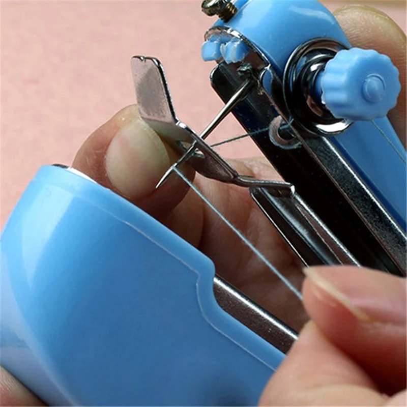 Handy stitch швейная машинка игла. Как пользоваться ручной машинкой. Как пользоваться ручной машинкой. Ручная швейная машинка мини. Машинка швейная the handheld sewing machine.