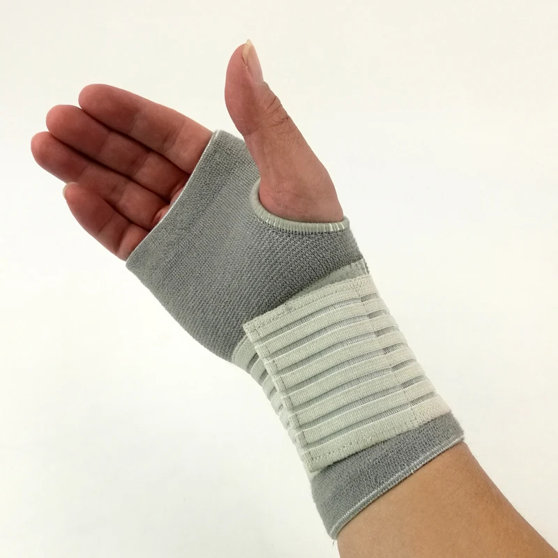 бинтуем запястье при растяжении. эластичный бинт назапастие. растяжение кисти бинтование. эластичный бинт на руку. бинтование запястья.