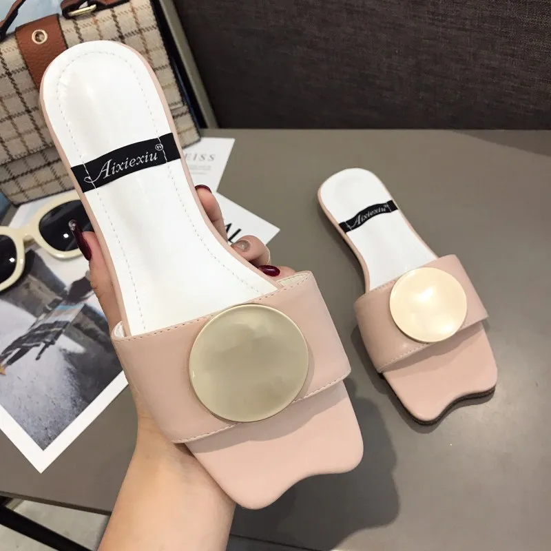 Брендовые женские сандалии на плоской подошве с круглым металлическим ремешком