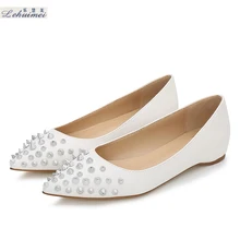 Модные женские туфли на плоской подошве с заклепками; пикантные женские весенние туфли на низком каблуке с острым носком; женские вечерние повседневные замшевые свадебные туфли на плоской подошве; Цвет белый; Новинка
