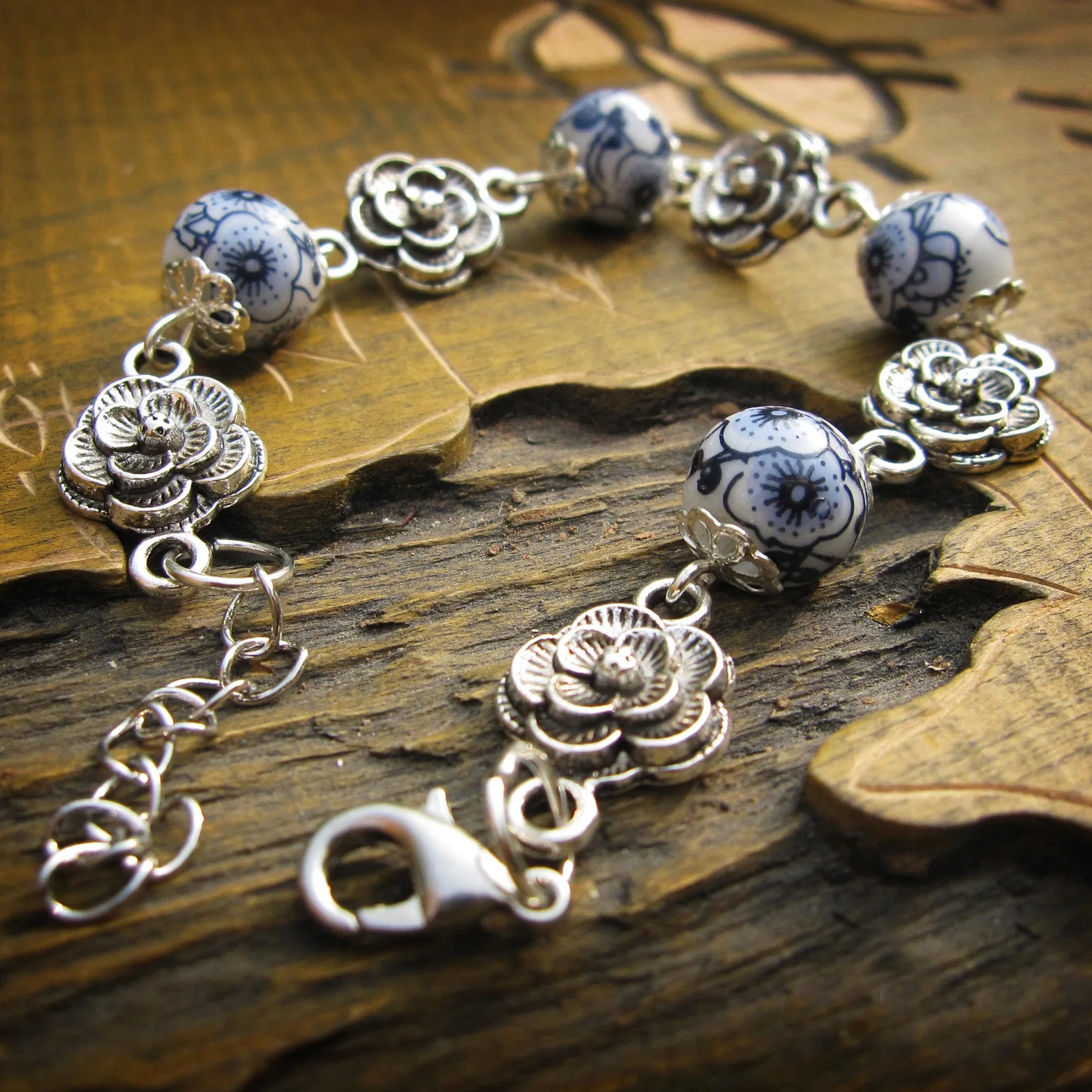 

Miao Yin Mingfeng's Hand-made Handwear Market Hot Selling Hand-string Ceramic Bracelet