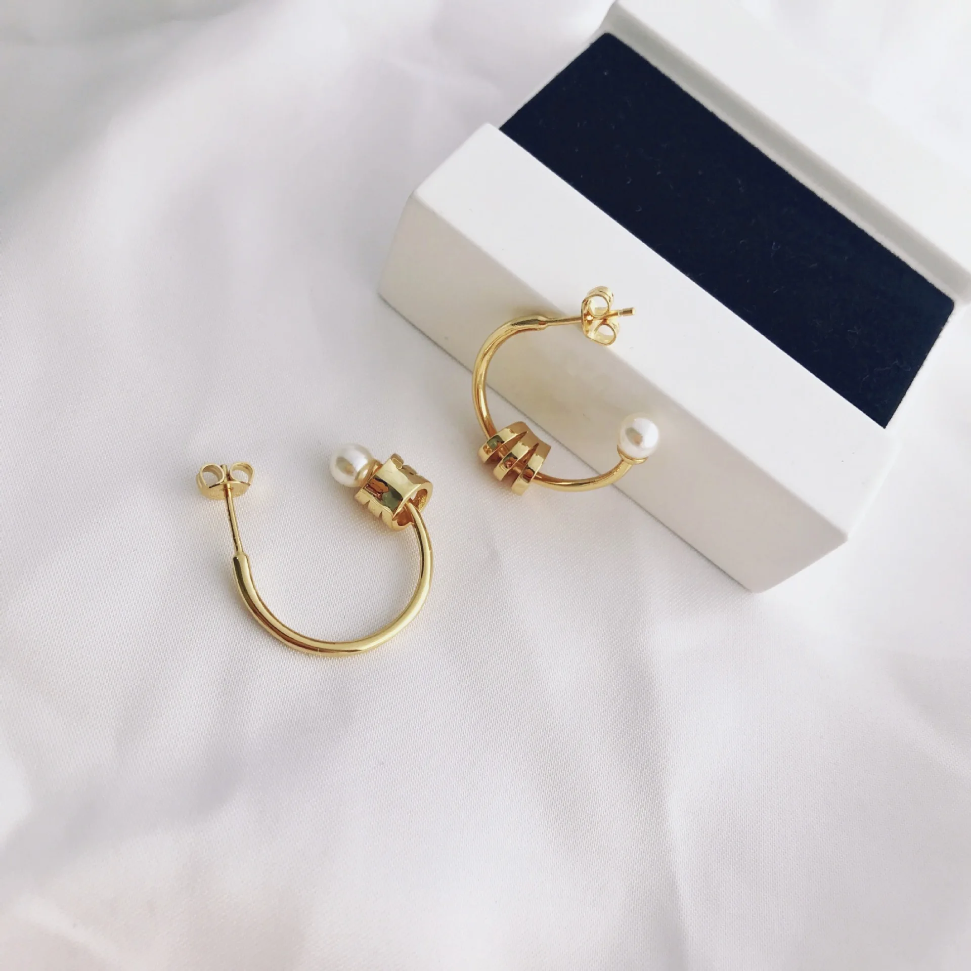 

Designer's Original C Pearl Earring Removable Dual-purpose Copper Fashion Earring HOOP