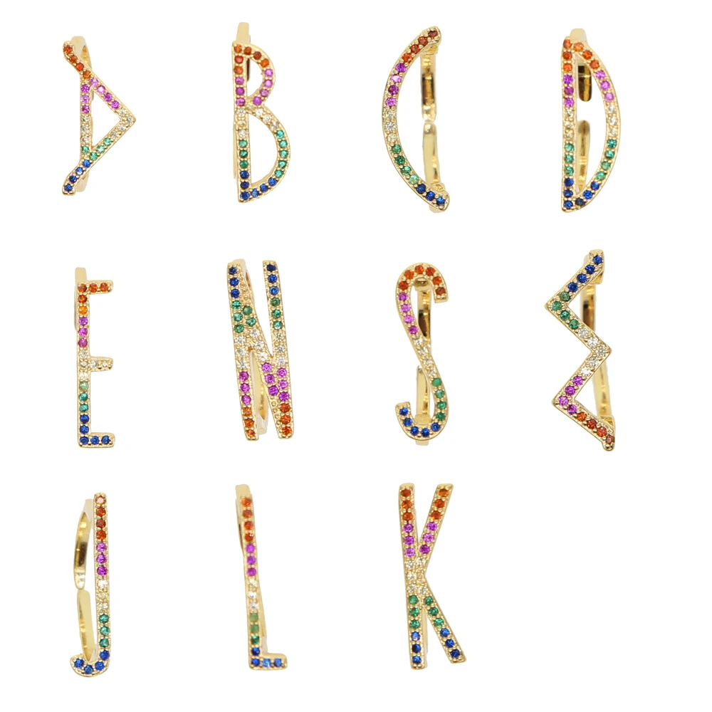 Женское кольцо с буквенным принтом разноцветное золотистого цвета кубическим