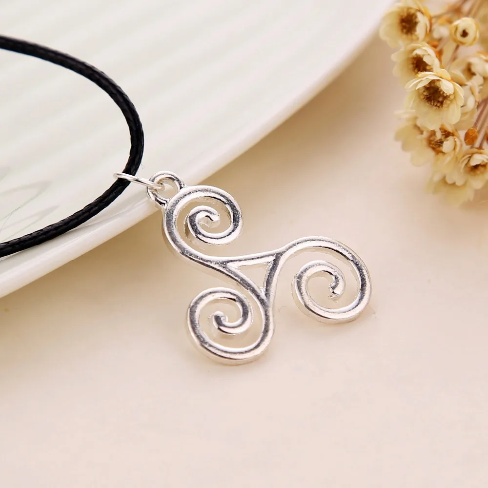 

Punk Teen Wolf Necklace Triskele Triskelion Allison Argent Silver Color Charm Pendant Necklace for Men Women Jewelry Gifts