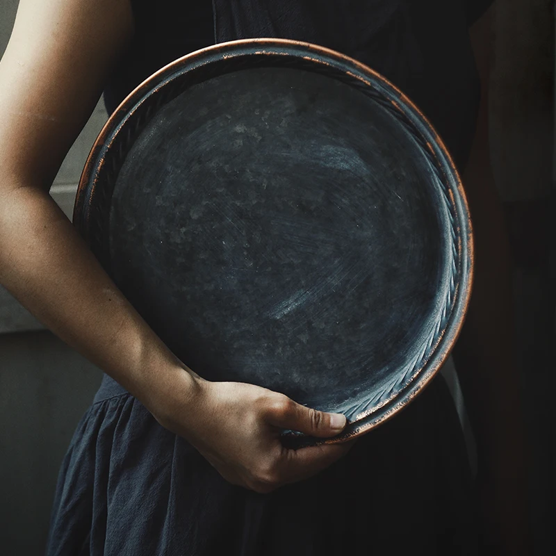 Ceny Retro płyta żelazna taca do serwowania Craft taca francuski styl ludowy piękna antyczna złota obręcz metalowa okrągła taca do domu Dec