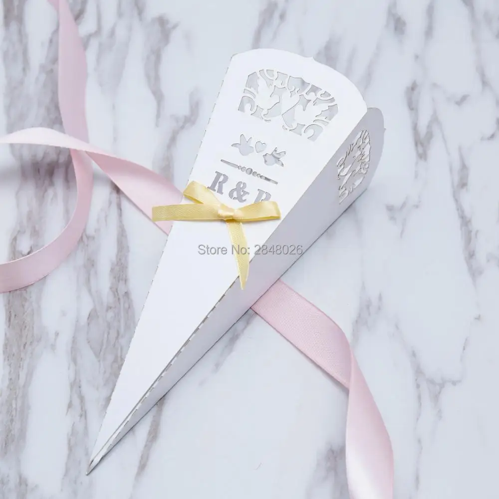 

Custom initials wedding confetti cone,Pearl white Pure wedding favor, white theme party table decor,popcorn cones,wedding toss