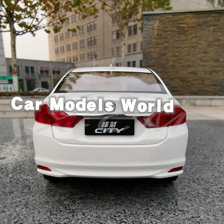 Литая под давлением модель автомобиля для нового города 1:18(белый)+ маленький подарок