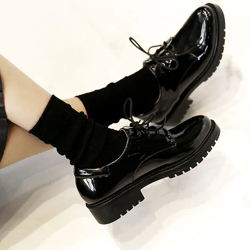 Брендовая обувь; женские повседневные туфли-оксфорды черного цвета на шнуровке с круглым носком; удобная женская обувь с перфорацией типа «броги» на плоской подошве; большие размеры 31-44 - Цвет: Black Q45