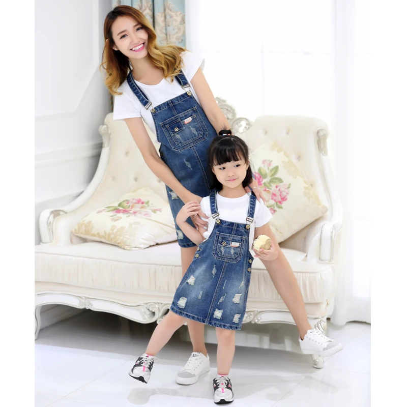 Летнее джинсовое платье с дырками для женщин; джинсовый комбинезон для всей семьи; платье для мамы и дочки; Одинаковая одежда для мамы и дочки
