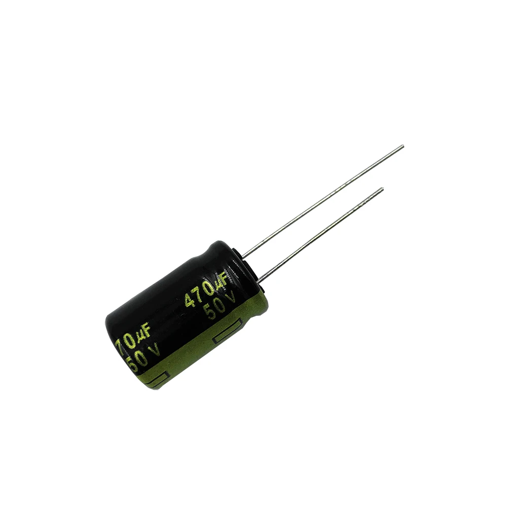 Condensateur 470µF 50V faible ESR installé sur une carte ESC de drone FPV, vue détaillée des soudures.
