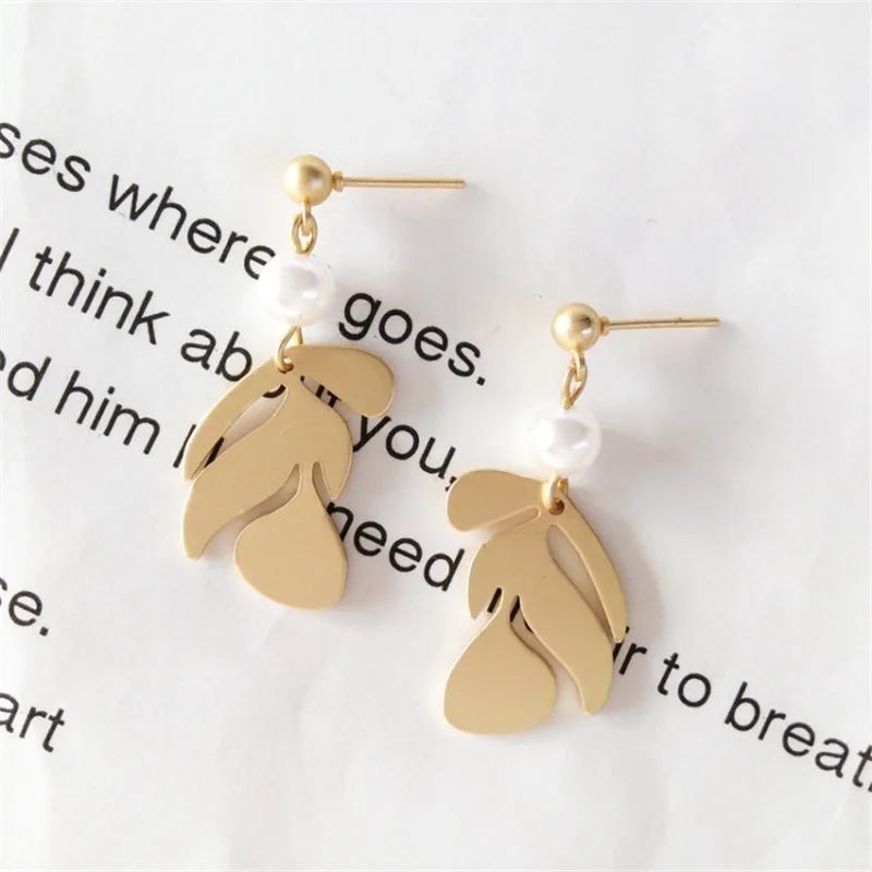 

Stylish Irregular leaf earring temperament gentle pearl earring for woman jewelry
