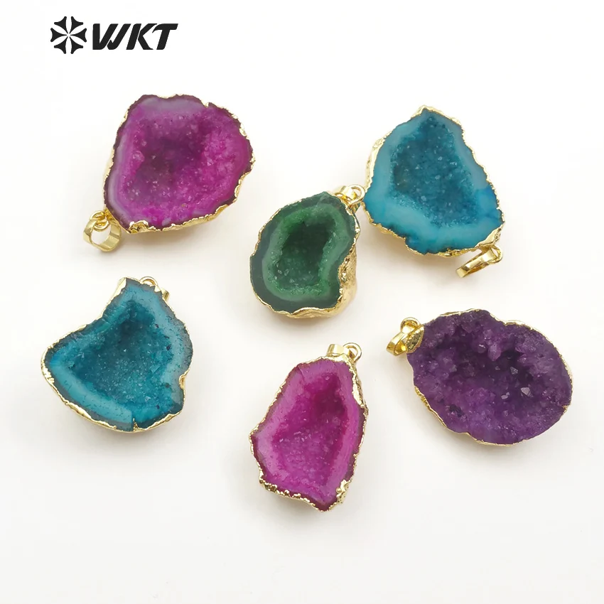

WT-P1427 WKT Natural Geode Quartz with Pendant Gold Wrap Color Size Random Colorful Female Fashion Jewelry