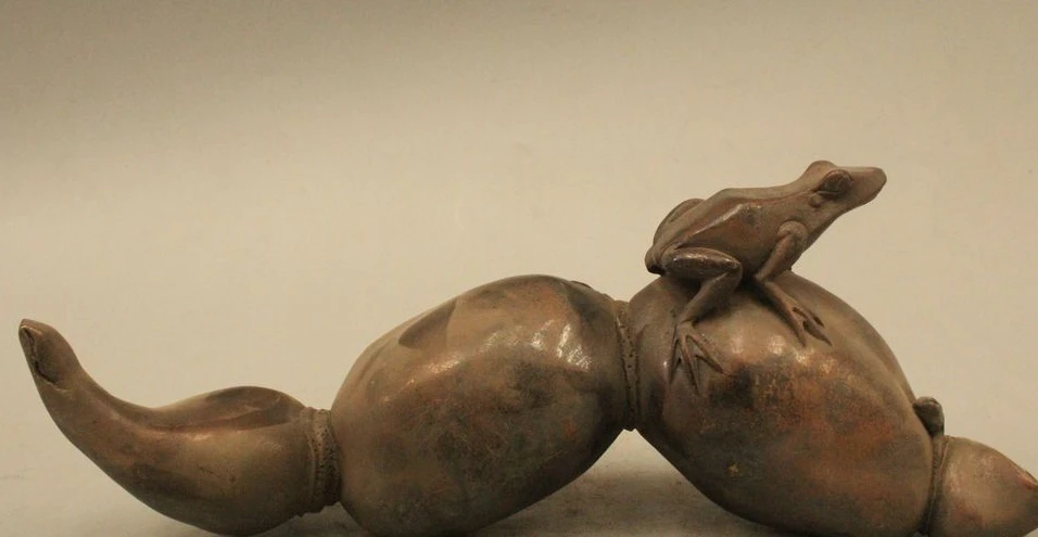 

10"China Chinese Folk Pure Bronze Lucky Soaring Lotus Root Frog Statue