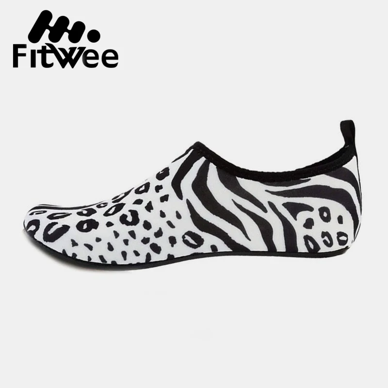 FitWee زائد حجم 35-48 نادي الأسود الألوان اليومية المنبع أحذية النساء/الرجال الأزياء في الهواء الطلق السفر لينة رياضية اليومية الأحذية