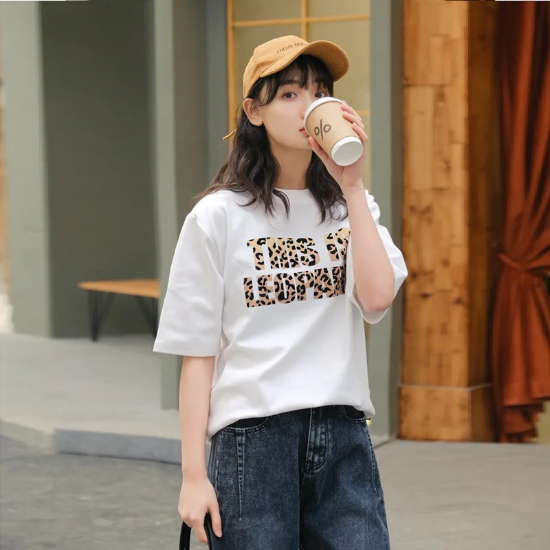 ليوبارد طباعة القمصان النساء 2019 الربيع الصيف الساخن تيز عارضة س الرقبة قصيرة الأكمام المتناثرة بارد خطابات تي شيرت الإناث قمم ليوبارد طباعة القمصان النساء 2019 الربيع الصيف الساخن تيز عارضة س الرقبة قصيرة الأكمام المتناثرة بارد خطابات تي شيرت الإناث قمم