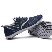 2017 Hombres Del Verano Ocasional de La Piel de Agua Zapatos Descalzo Sandalias de Piel Pasta Suave Beach Swim Upstream Vadeando Los Zapatos Resbalón En Sandalias