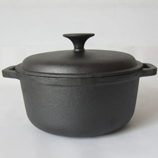 Old fashioned cast iron pot cast iron pan stew pot roast thickening
