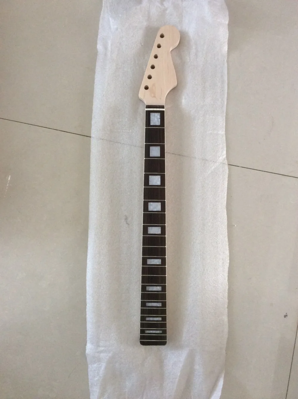 

Guitar neck , One piece of unfinished electric guitar neck , ST guitar parts 648mm (25.5")