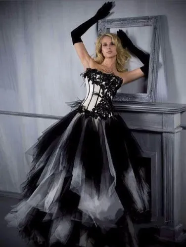 Gothic-Black-and-White-Wedding-Dress-Vintage-Ruffle-Puffy-Long-Appliques-Lace-Plus-Size-Victorian-Bridal