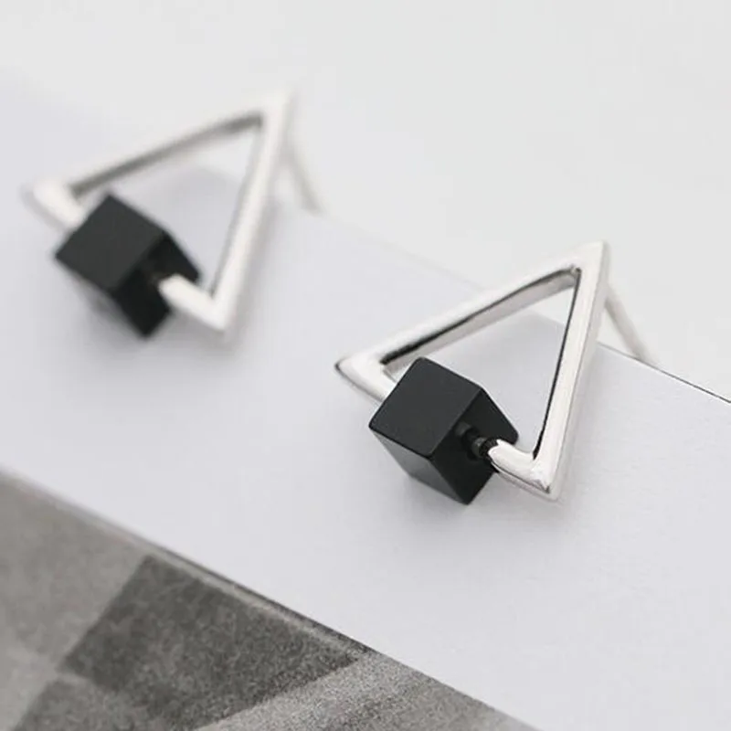 Серьги из стерлингового серебра 925 пробы, черные квадратные полые треугольные серьги-гвоздики, серьги для женщин, модный стиль, для девочек, Стерлинговое серебро, ювелирные изделия