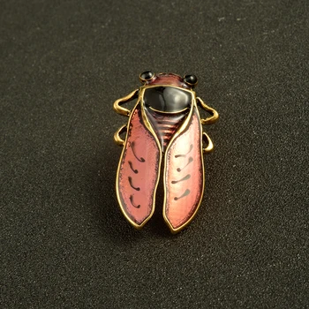

Insect Pink Beetle Brooches Antique Gold Metal Cicada Female Badge Broche Lapel Pin for Fans Collect Wholesale