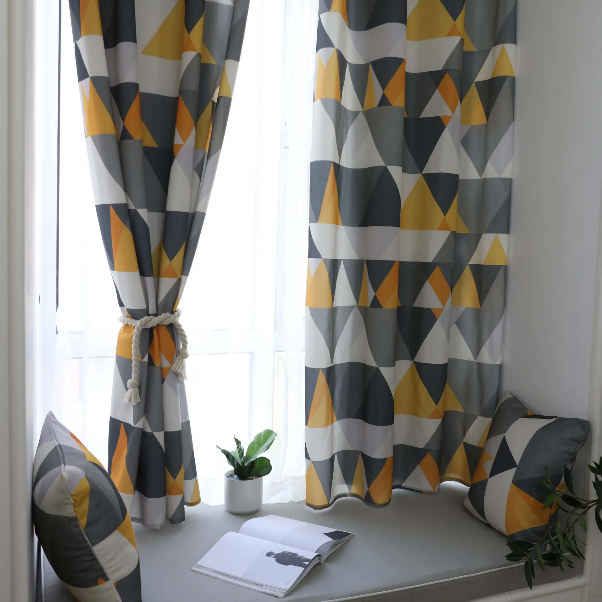 

Waterproof Polyester Cotton Semi-shaded Geometric Printed Curtains Curtains for Bedroom Curtains for Living Room