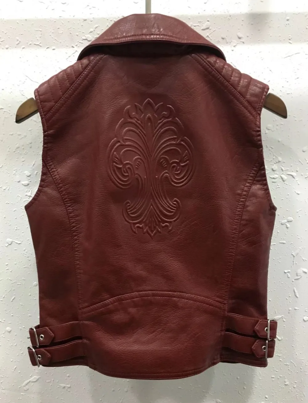 Kopen Vrouwen faux Lederen Vesten Dames Nieuwigheid Motorcycle Ritsen reliëf PU Vest Slanke tactische Klinknagel Vest vrouwelijke Europese drop