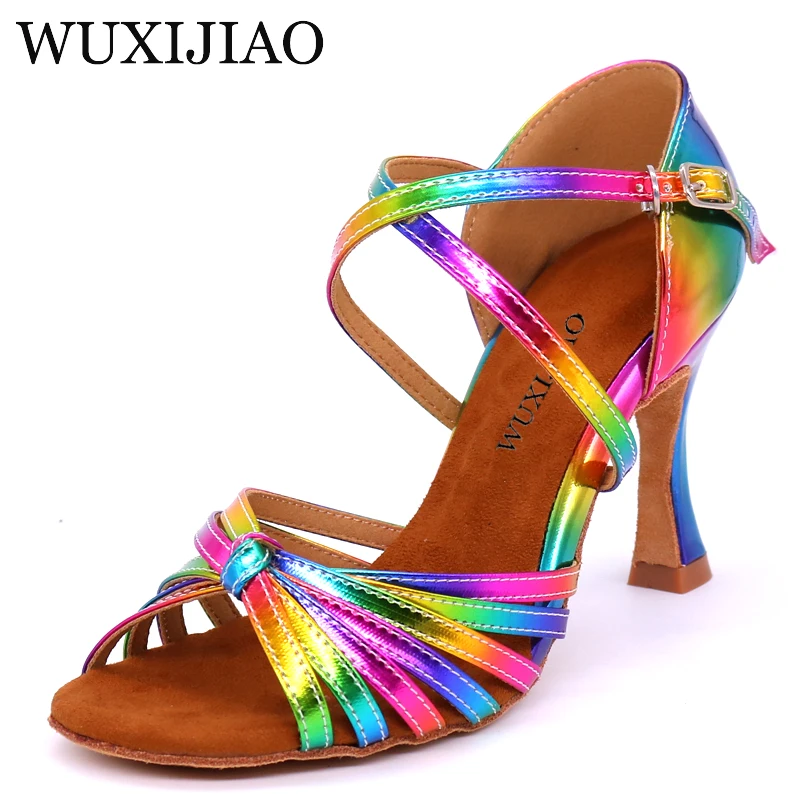 Koop WUXIJIAO Latin Dance Schoenen Regenboog Kleuren heldere PU vrouwen Salsa elegante stijldansen schoenen zachte zool Cuba hoge Hak 9cm