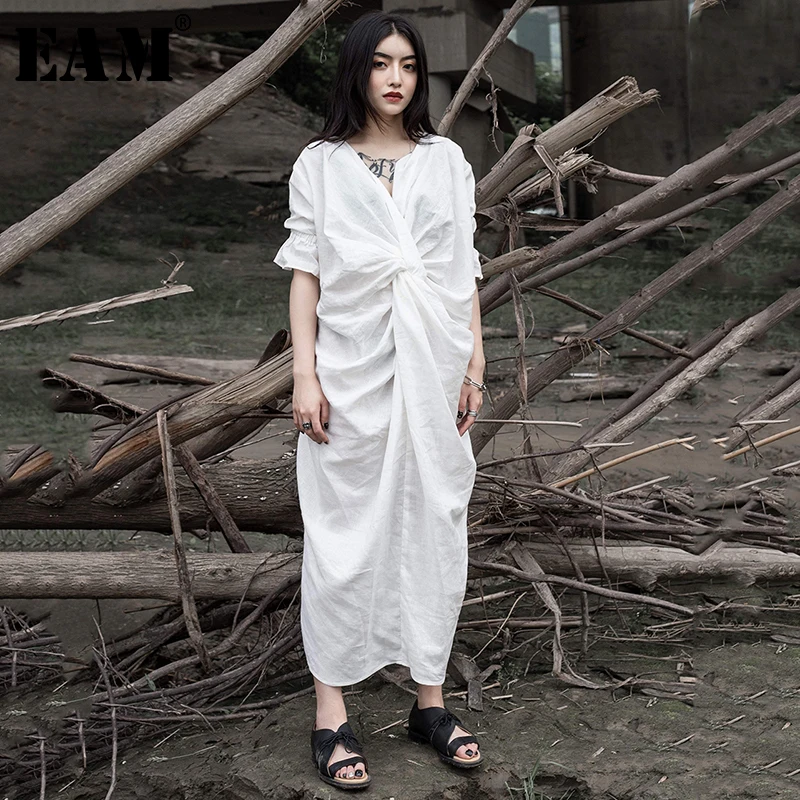 

[EAM] 2019 New Spring Summer V-Neck Short Sleeve Fold Pleated Split Joint Loose Temperament Dress Women Fashion Tide JW523