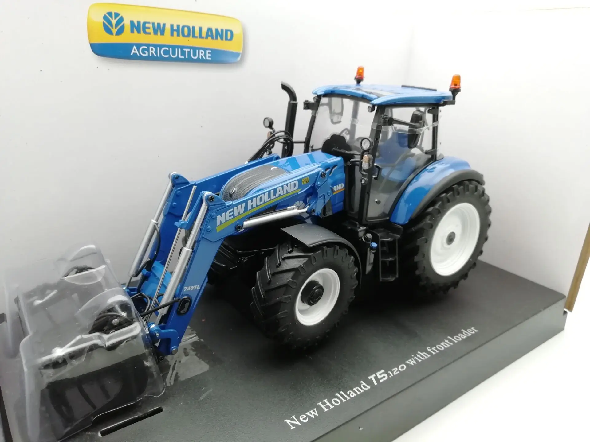 

UH 4958 1:32 NEW HOLLAND T5.120 with 750TL loader Agricultural tractors alloy model Car Diecast toys for children kids toys
