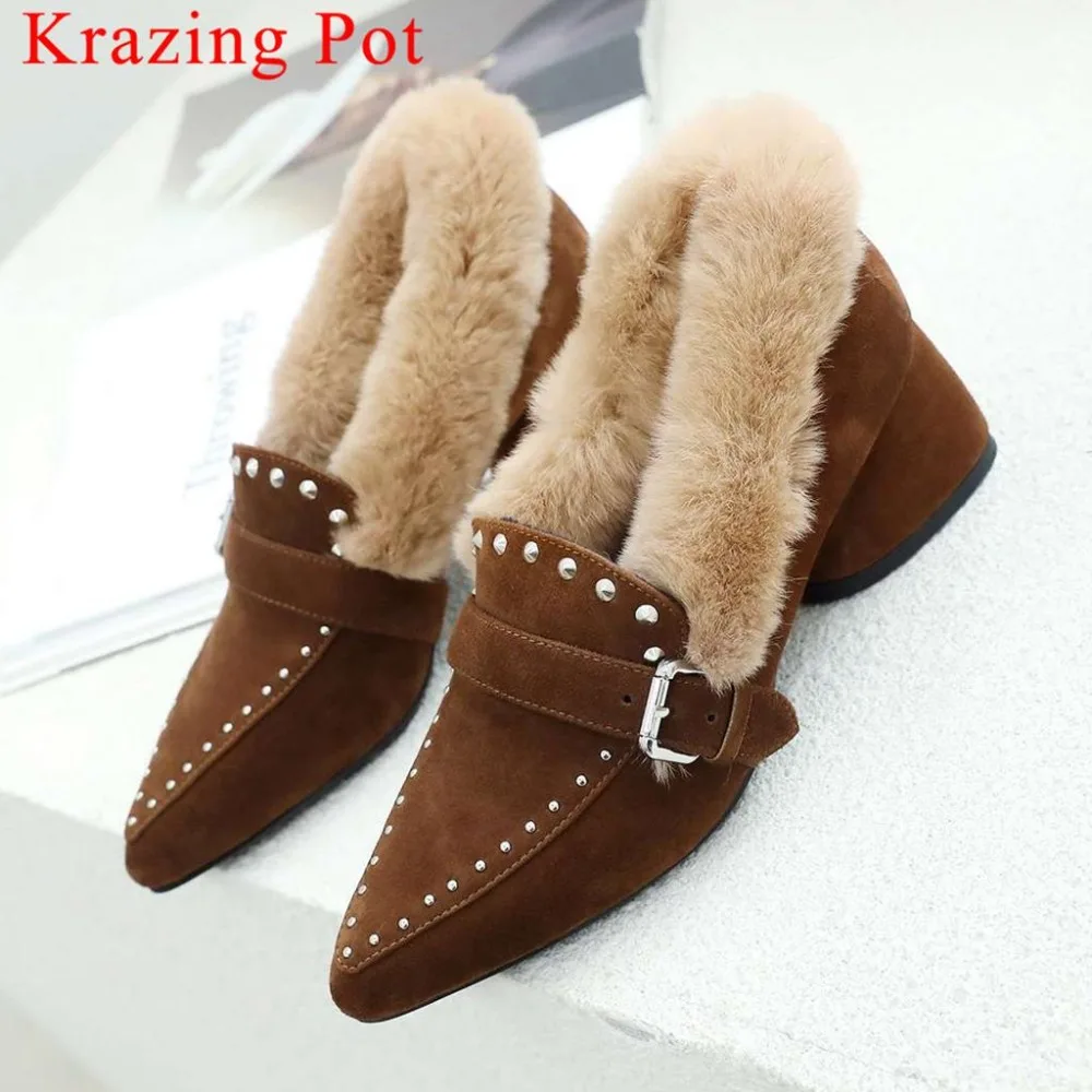 

Krazing Pot kid suede new arrival oxford pointed toe metal buckle soft fur rivets decoration med heels slip on concise pumps L00